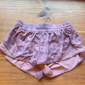 Lululemon Women’s Hotty Hot 2.5”Pink Camouflage Athletic Shorts